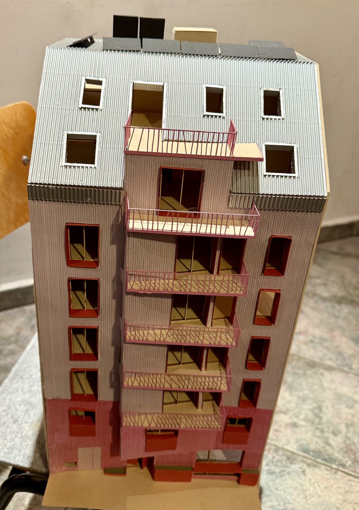 Modell aus Karton vom neuen Haus von vorne, Balkone und Dachausbau
